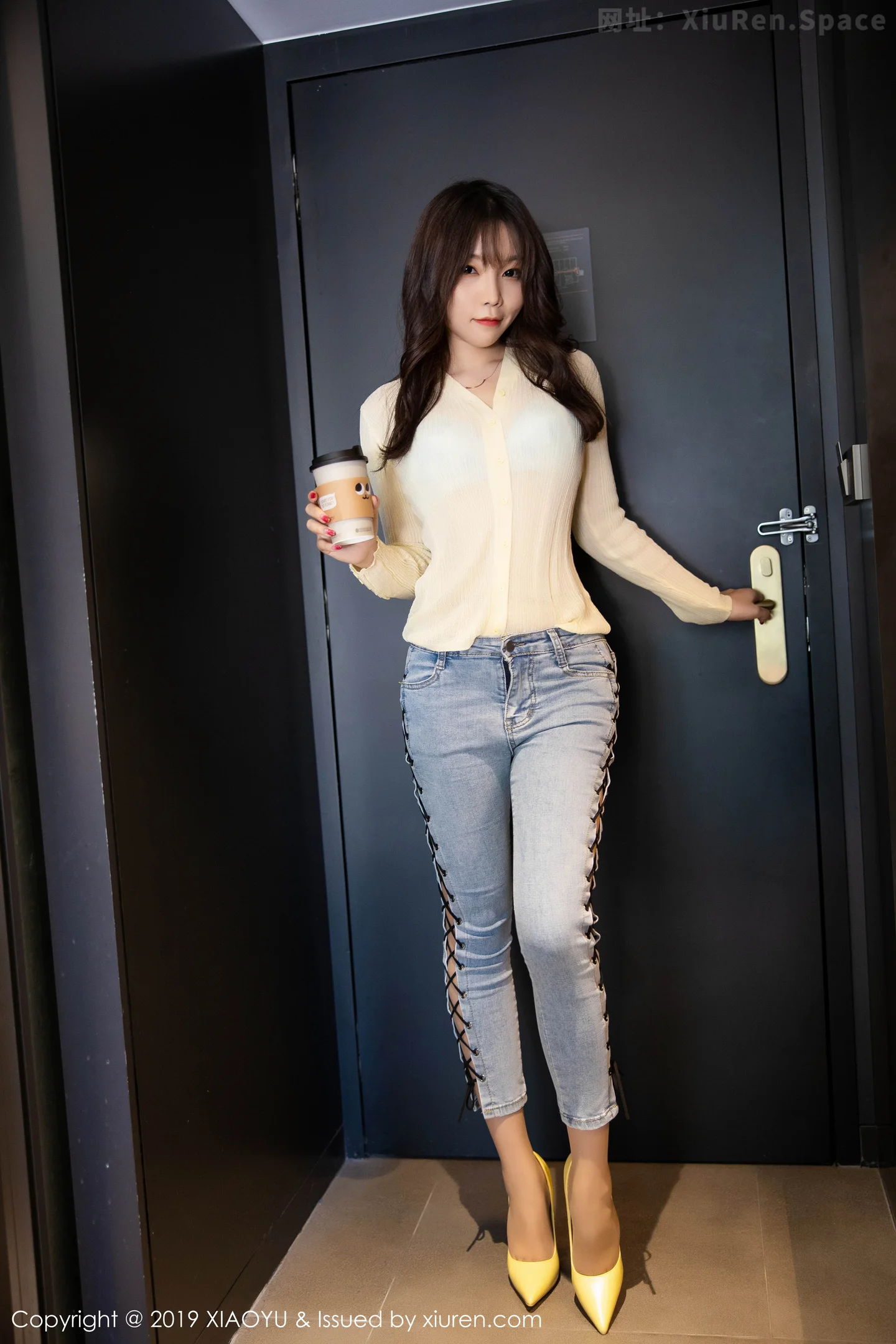 图片[2]-[XiaoYu画语界]Vol.197 女神芝芝Booty济州岛旅拍私房紧身牛仔裤半脱秀翘臀诱惑写真120P-秀人网官方网站